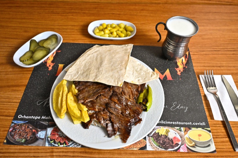 Kıvılcım Restaurant porsiyon et döner sunumu