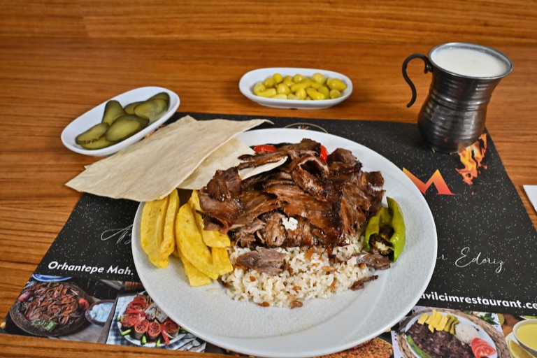 Kıvılcım Restaurant pilav üstü et döner