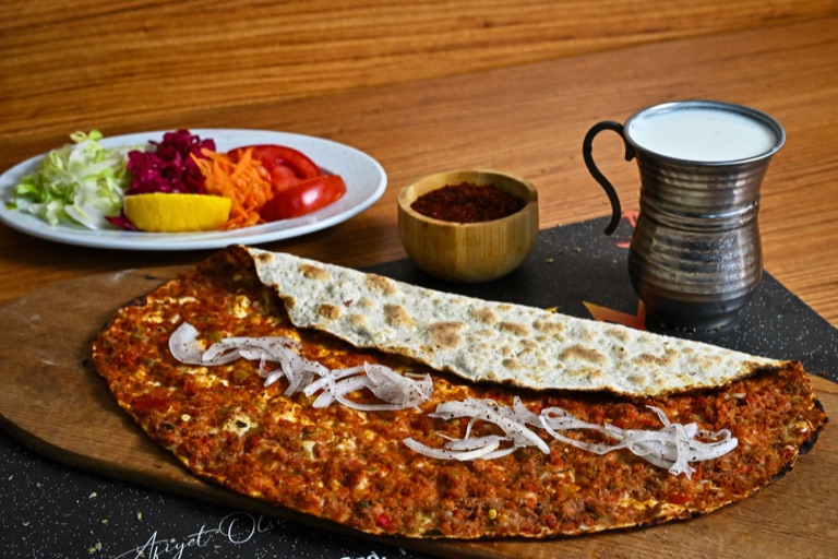 Taş fırında pişmiş lahmacun