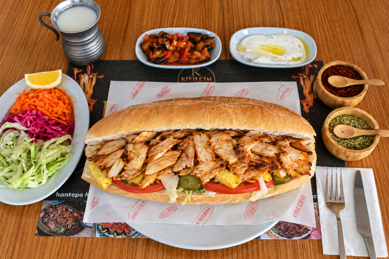 Tam Ekmek Tavuk Döner — Tam ekmek içinde sıcak tavuk döner.